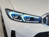 【LEDヘッドライト】先進のLEDテクノロジーを採用。放射される白色光の周波特性は太陽光に近く、バイキセノン・ヘッドライトを上回るコントラストで更に明るく輝きます!