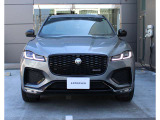 目を奪う流麗なフォルムと迫力あるフロントマスクが特徴のF-PACE。cd値0.34(カタログ値)というハイレベルな空気抵抗係数が風切音を減少させるとともに高速走行時のさらなる安定性を高めています
