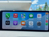 お手元のスマートフォンと接続して頂く事で使用可能な「Apple CarPlay/Android Auto」電話の応答は勿論、メッセージの受信やLINE、音楽接続からナビアプリの使用まで幅広く活躍致します。