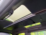 【ガラスルーフ】ガラスルーフ搭載で車内の解放感が一気にアップ!開放的なドライブをお楽しみいただけます。