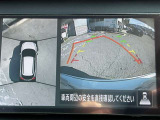 上空から見下ろしているかのような映像をディスプレイに映し出し、スムースな駐車をサポートします。画面は「トップビュー」のほか「サイドブラインドビュー」への切り換えが可能。ますます安心です