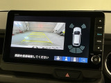 リバースギアに入れるだけで後方の表示へ切り替わります。夜間や雨の日の駐車も楽になりますよ。