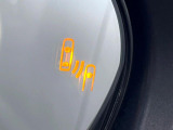 【ブラインドスポットモニター】走行中、ドアミラーの死角になりやすい箇所に後続車が接近するとサイドミラーのレンズに警告を表示!ドライバーに注意喚起をしてくれます。
