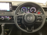 【ハンドル】運転にかかわる様々な操作を安全に行えるように視点移動が少なく操作性に配慮されたスイッチ類が凝縮されたコックピットです。
