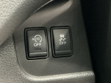 燃料消費量や排気ガスの量を抑えることが出来るアイドリングストップ機能、車がカーブの外側へ膨らんだり内側へ巻き込んだりする挙動を防止し安定した走行をサポートする横滑り防止装置付きです!