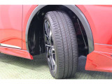 タイヤサイズはハイスペックな 195/50R19。京都トヨタにてこの車をご成約のお客様に限り、タイヤ4本を当社指定【新品】タイヤに交換します。