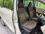 運転席まわりには十分なスペースがあり、大柄な方でもゆったり運転していただける環境です。