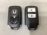 スマートキーを装備しています。鍵を差し込むことなくドアロックの開け閉めと、スタートボタン操作でのエンジンスタートができます。スペアキーも同じものを用意しております。