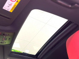 【サンルーフ】開放感たっぷりの希少装備、サンルーフが装着されています!車内に明かりを取り入れたり景色を楽しむ以外にも、車内の空気も簡単に換気できて快適です!