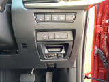 運転席の右下には各種スイッチやETCがございます。それぞれ運転席からすぐに操作頂ける仕様となっております。