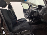 広い足元にゆったり座れるシートは長距離の運転でも疲れにくいシートです。女性でも運転がしやすいようにシートの高さ調整機能(シートリフター)がついています。