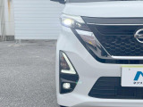 【LEDヘッドライト】悪天候や夜間走行時も良好な視界を確保し安心して運転できる高輝度LEDヘッドライトを装備!点灯速度が早く、消費電力も抑えられています。