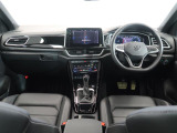 シンプルなデザインと一目でわかるスイッチの配置はPeoples Car=みんなの車という考えの現れです。各スイッチにはバックライトもついており、夜間でも安全に操作して頂けます。