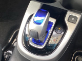 電子制御式セレクターにより軽い操作で切り替え可能。前後操作でD・Rを選び、Pはボタンで操作。直感的で運転に集中しやすい構造です。