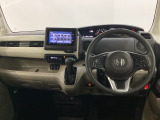 車内は光触媒抗菌消臭施工済です。インパネ周りはスタイリッシュなデザインです。グローブボックスやカップホルダーのほかにトレーなどたくさんの収納スペースが付いています。