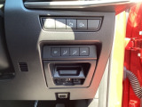 運転席の右下には各種スイッチやETCがございます。他スイッチと同様に運転席から大きく動かずとも操作可能となっております。