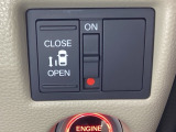 左側電動スライドドアは運転席からでも操作ができるように、ハンドル付近に開閉の操作スイッチが付いています。
