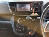 タッチパネル式のオートエアコンで車内はいつでも快適空間です♪ついでにお掃除も楽々です♪