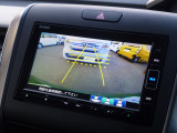 バック駐車が苦手な方や、初めてのお車で不安な方も安心。後方の映像をナビ画面に表示するため、周囲を確認しながらスムーズに駐車できます。