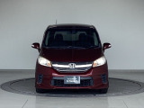カラーはプレミアムディープロッソPですバックカメラが付いているのでバックでの車庫入れも安心です。