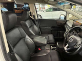 運転席の画像です。足元やシートまわりに余裕があり、リラックスした姿勢で運転が可能です。視界も良好で操作系へのアクセスもしやすく、快適で安心感のあるドライブをサポートします。