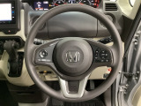 ハンドルにHondaセンシング系のクルーズコントロールやレーンキープアシストなどのスイッチと、オーディオの操作スイッチが装備されています。ハンドルから手を離さず安全に操作できます。
