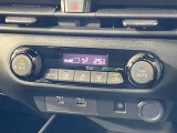 【オートエアコン】一度お好みの温度に設定すれば、車内の温度を検知し風量や温度を自動で調整。暑い&hellip;寒い&hellip;と何度もスイッチ操作をする必要はありません。快適な車内空間には必須の機能ですね♪