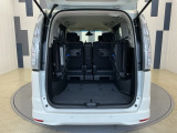 3列シートを畳むと沢山の荷物が積めます。スペースを広く有効にご活用いただけます。
