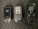 スマートキー付きですからドアロックの開閉およびエンジンスタートが楽々です。電動スライドドアの開け閉めもボタンで操作できます。加えて、純正リモコンエンジンスターター用の操作キーもついています。