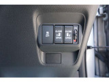 両側電動スライドドア付。通常のドアに比べて、車のボディーに対し平行に開閉し、開けてもスペースを取りません。出入り口が大きいドアはお子様のいるご家庭はもちろん、混んだ駐車場でも大活躍です!