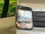 【LEDヘッドライト】悪天候や夜間走行時も良好な視界を確保し安心して運転できる高輝度LEDヘッドライトを装備!点灯速度が早く、消費電力も抑えられています。