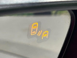 【ブラインドスポットモニタリング】走行中、ドアミラーの死角になりやすい箇所に後続車が接近するとサイドミラー付近に警告を表示、ドライバーに注意喚起をしてくれます。