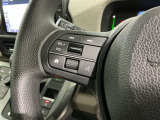 ステアリングにオーディオ操作スイッチが付いています。オーディオ画面に直接タッチしなくても操作が出来ますので、運転に集中できます。