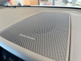 【harman kardon】ハーマンカードンのHi-Fiスペシャリストと共に、モデル別に開発・設計された専用チューニングが臨場感溢れる音響空間を実現しています。