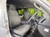 運転席シート廻りは使用感も少なく、良好な状態となっています。前オーナー様が丁寧に使っていたことがよくわかりますね。