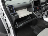 掘り込みしきインパネドリンクホルダーで ホールド感バッチリ!! 運転席側にも同じものがついてます