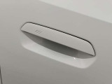 コンフォートアクセス付きでキーを携帯していれば施錠、開錠が可能です。