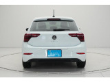 【リヤ】〔ダークティンテッドガラス〕付き。リヤのVWエンブレムは、バックカメラを内蔵しハッチバックを開け閉めする際の取っ手にもなります。