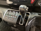 CVT車のセレクトレバーです。低速から高速まで、変速ショックのないスムーズな走りを実現するとともに、エンジン効率のよい領域を維持することで燃費にも貢献します。