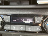 オートエアコンです!ボタンでの簡単な操作で室内を快適な温度にしてくれますので、夏場や冬場でも快適なドライブができます。
