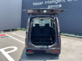 シートの背もたれを両方倒すと、より大きな荷物を積めるスペースになります。