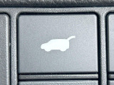 【パワーバックドア】スマートキーや運転席のボタンを押すだけでリアゲートが自動で開閉します!荷物を持っている時や、高い位置にあるバックドアを閉める際に便利な機能です♪