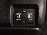 【両側パワースライドドア】両側がパワースライドドアになっており、運転席のスイッチやスマートキーでも開閉が可能です!開口部も広いので乗り降りも楽々♪