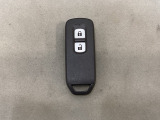 スマートキーを装備しています。鍵を差し込むことなくドアロックの開け閉めと、スタートボタン操作でのエンジンスタートができます。