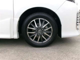 16インチ純正アルミホイール。路面に近いホイール部分は特に目立ちますし、車のイメージも大きく変わりますよ!