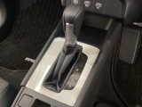 「e:HEV」搭載車です。日常シーンのほとんどをモーターで走行し、高速クルージングなどモーターよりもエンジンの方が効率が良い領域はエンジンで走行、あらゆる領域で優れた燃費走行を実現します。