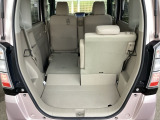 後席は分割可倒式で、用途に合わせてアレンジ可能。荷物の量や乗車人数に応じて柔軟に使える便利なシートです。