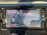 アラウンドビューモニターです。4つのカメラからの映像を合成・処理することで空から見下ろすような視点で周囲を確認でき、駐車時のクルマの位置確認がスムーズになります。