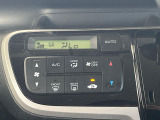 【オートエアコン】一度お好みの温度に設定すれば、車内の温度を検知し風量や温度を自動で調整。暑い&hellip;寒い&hellip;と何度もスイッチ操作をする必要はありません。快適な車内空間には必須の機能ですね♪