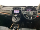 車内は光触媒抗菌消臭施工済です。インパネ周りはスタイリッシュなデザインで機能や装備も充実しています。グローブボックスやカップホルダーのほかにトレーなどたくさんの収納スペースが付いています。